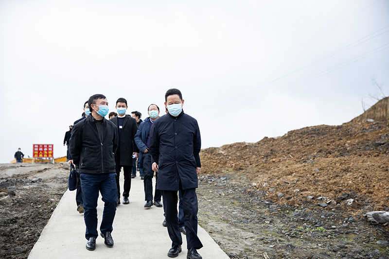副省長楊興平調(diào)研川威集團連界足球競訓基地并指導防疫工作(圖1)