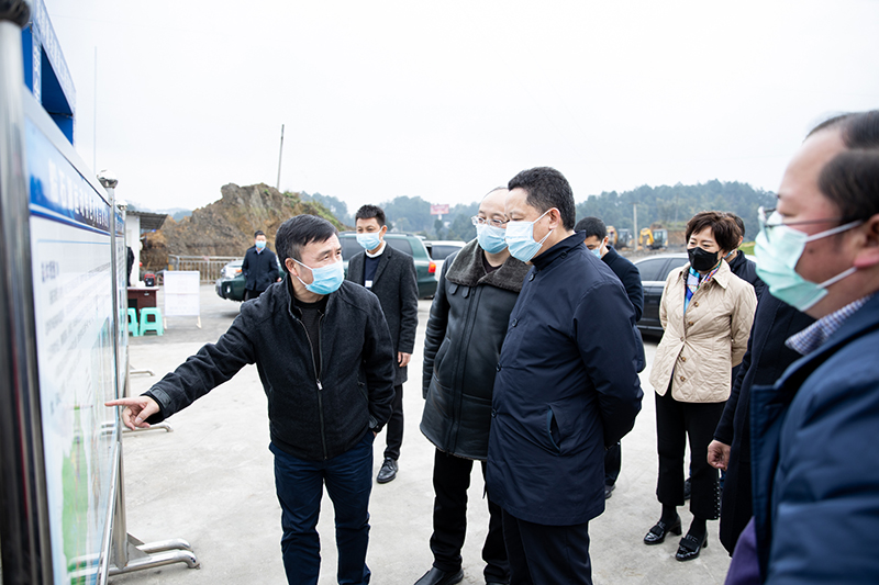 副省長楊興平調(diào)研川威集團連界足球競訓基地并指導防疫工作(圖2)