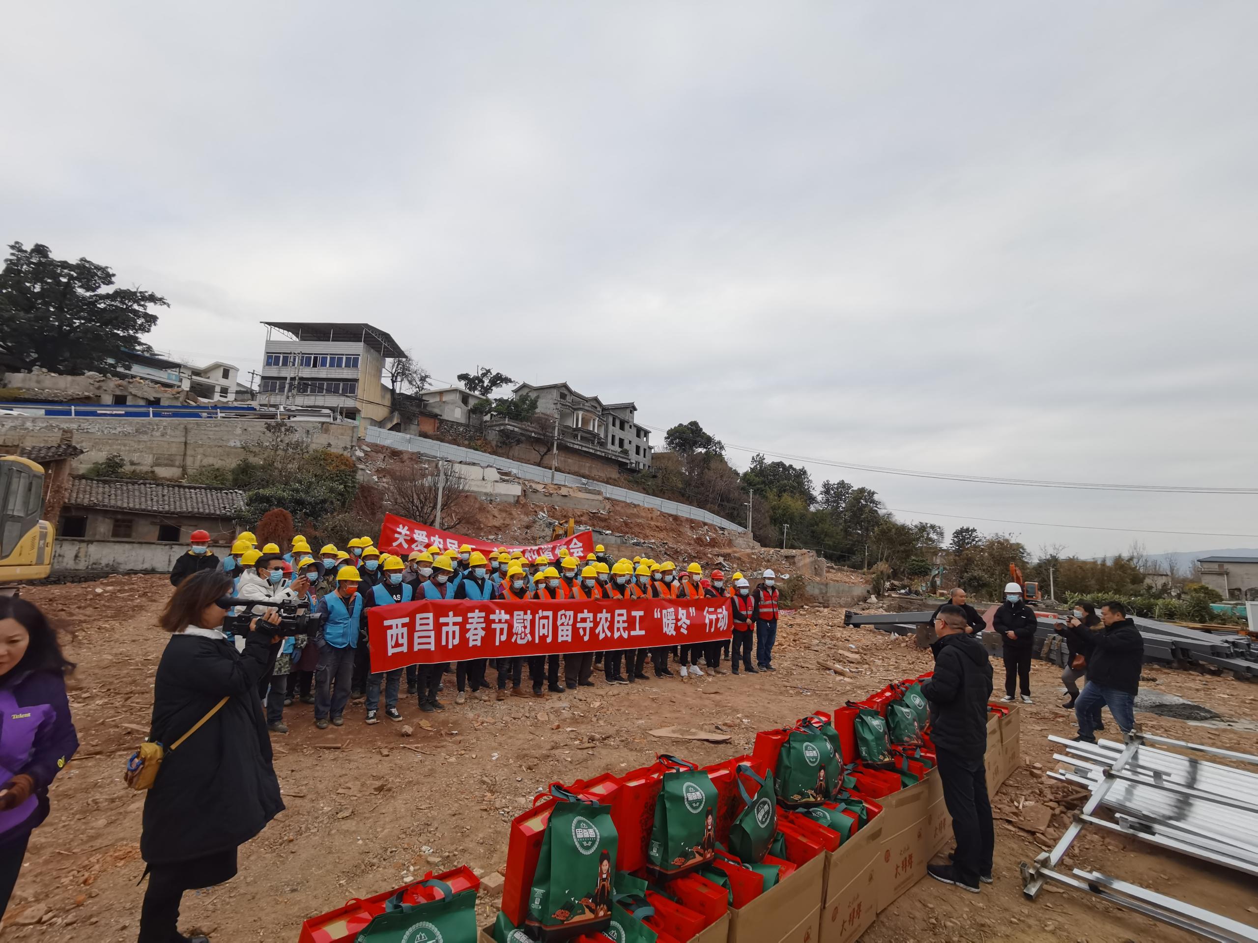 加倍鼓舞 眾志成城戰新春 ——西昌市副市長慰問春節期奮戰在海南鄉村振興二期項目參戰人員(圖4) 加倍鼓舞 眾志成城戰新春 ——西昌市副市長慰問春節期奮戰在海南鄉村振興二期項目參戰人員(圖4)