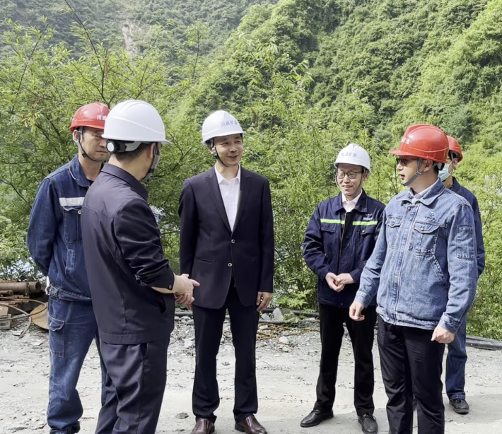 阿壩州政協副主席秦開金一行到礦業總公司阿壩礦區調研