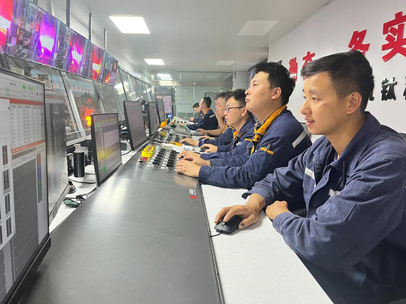風雨多經志彌堅 氣貫長虹渡關山——釩鈦科技板材生產突破13萬噸大關紀實(圖6) 風雨多經志彌堅 氣貫長虹渡關山——釩鈦科技板材生產突破13萬噸大關紀實(圖6)