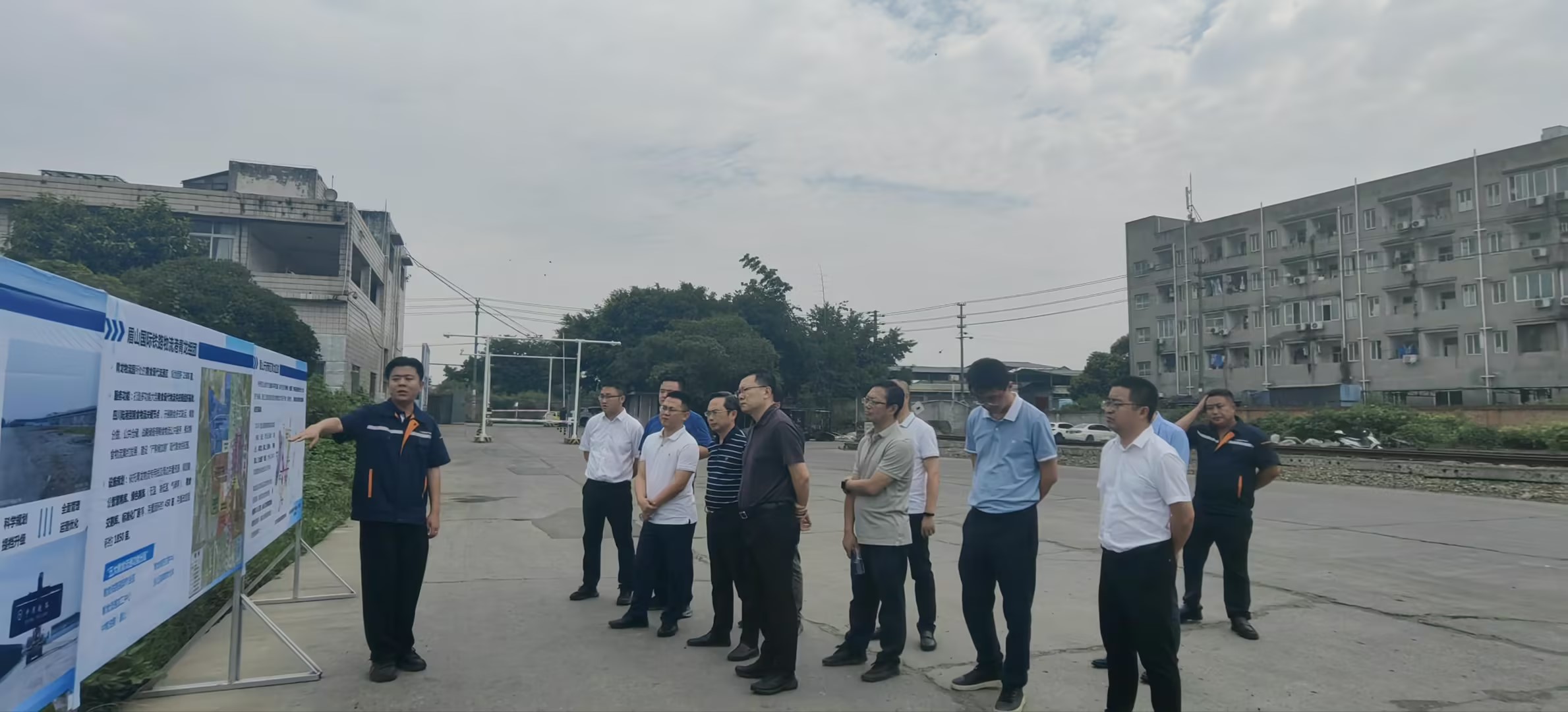 搶抓新機(jī)遇,謀求新合作,匯聚新動能——內(nèi)江考察團(tuán)蒞臨通宇物流參觀交流(圖4) 搶抓新機(jī)遇,謀求新合作,匯聚新動能——內(nèi)江考察團(tuán)蒞臨通宇物流參觀交流(圖4)