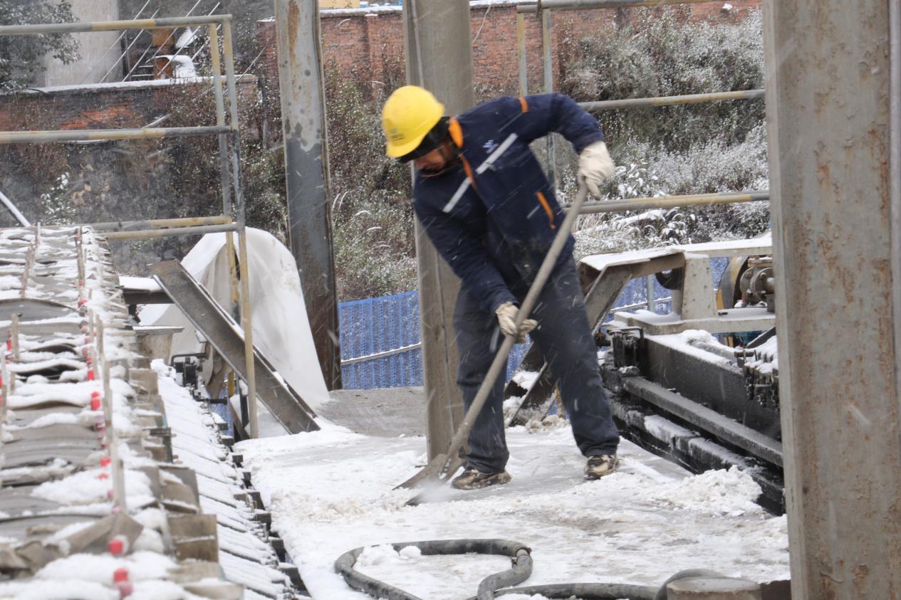 戰(zhàn)風雪，斗嚴寒！ ——聯(lián)鑫礦業(yè)公司會理區(qū)域全力護航節(jié)前安全生產(chǎn)(圖3)
