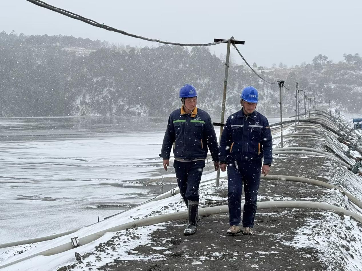 戰(zhàn)風雪，斗嚴寒！ ——聯(lián)鑫礦業(yè)公司會理區(qū)域全力護航節(jié)前安全生產(chǎn)(圖4)