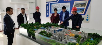 大連博融新材料公司、融科儲能公司蒞臨川威集團共同探討釩電池產業(yè)合作