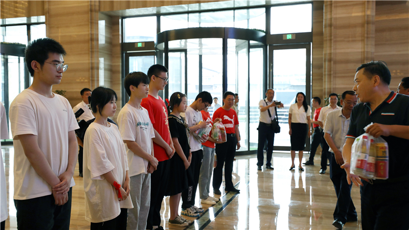 助力高考暖人心 深情慰問送關懷——集團公司慰問競力學校高考考生(圖3)